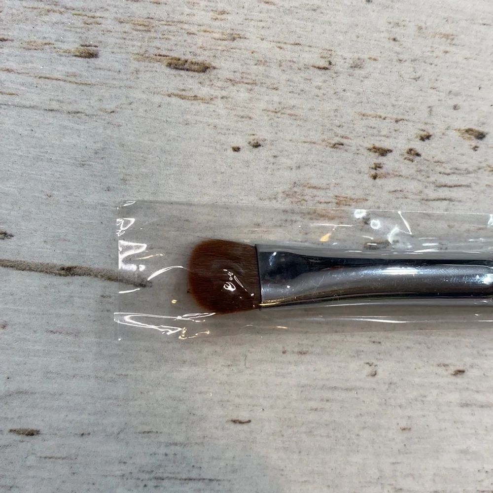 Elaina Badro Synthetic Fluff Brush